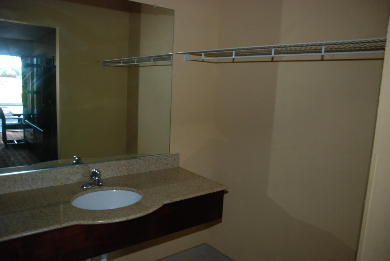 Mount Laurel Motel Hazleton Eksteriør bilde